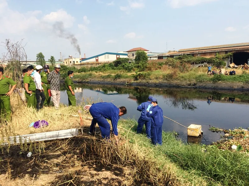 Thi thể phân hủy nặng ở đám bèo trôi trên kênh Tham Lương ảnh 1